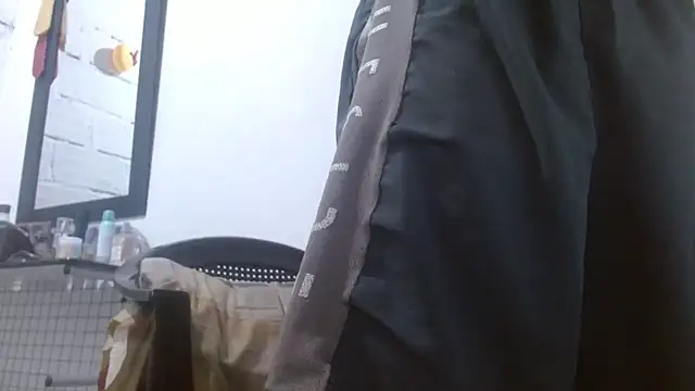 Snapshot of Larry-n-clouds chatting on 1, 2, 2026 Larry-n-clouds online show from 1, 2, 2026