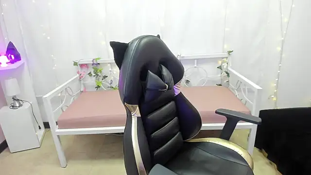 chica Hetfield online show from 8, 2, 2025