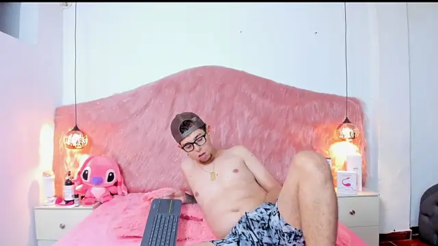 Derek and Skarlet online show from 4, 11, 2025