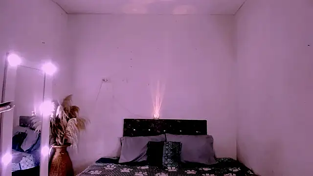 carolinemiller7 online show from 12, 4, 2026