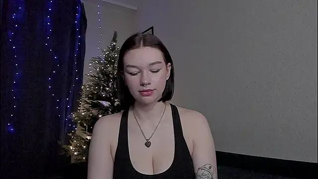 Snapshot of Emmy_m00n chatting on 2, 1, 2025 Emmy m00n online show from 2, 1, 2025