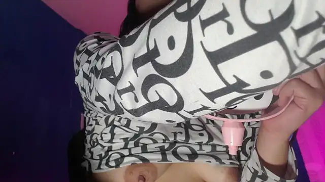 Snapshot of vitoria23_ chatting on 23, 6, 2026 vitoria23 online show from 23, 6, 2026
