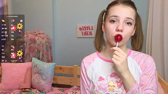 Snapshot of PrincessLittleKiki chatting on 17, 10, 2025 PrincessLittleKiki online show from 17, 10, 2025