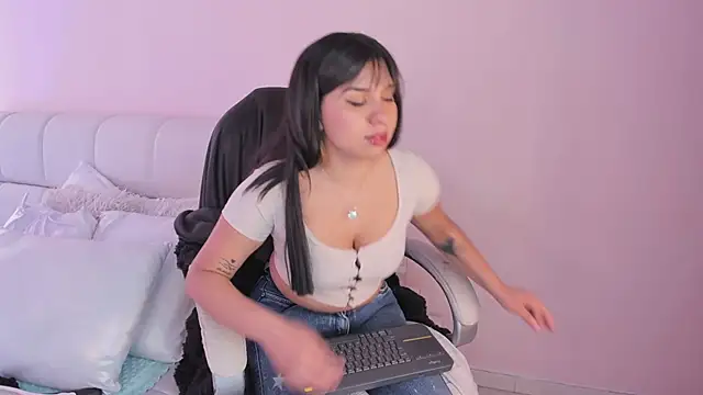 Snapshot of lucy_Bensonn chatting on 21, 3, 2025 lucy Bensonn online show from 21, 3, 2025