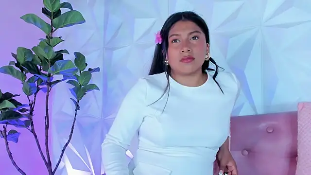 LinnaGardenia online show from 1, 2, 2025