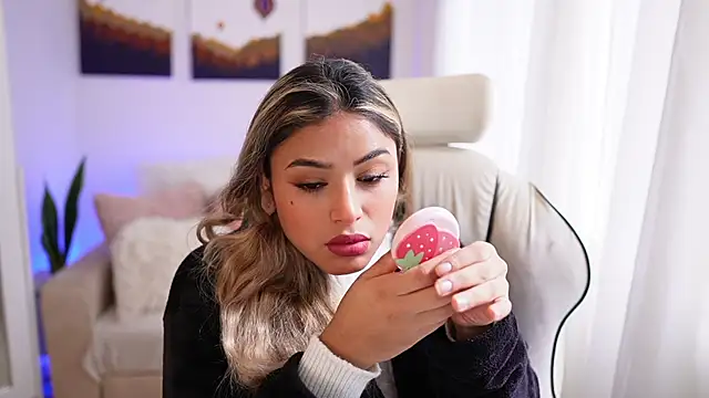 SaraParisi online show from 2, 1, 2025