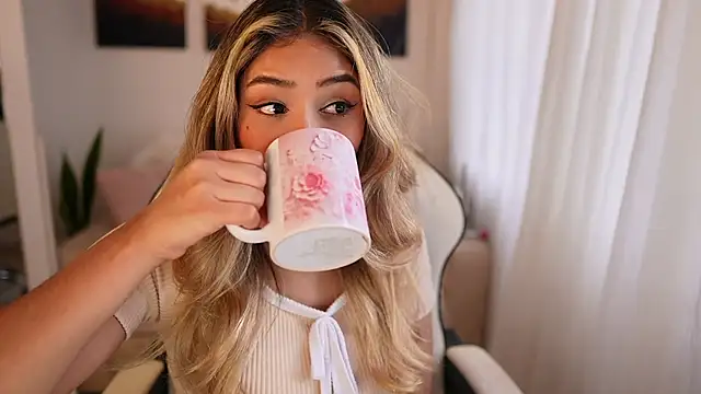 SaraParisi online show from 10, 1, 2025