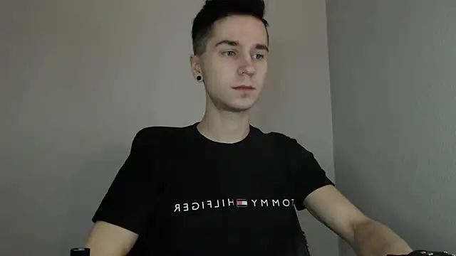 Joseph  Quinn online show from 9, 1, 2025