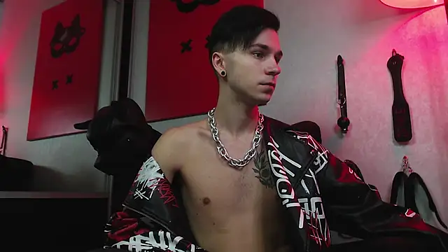 Joseph  Quinn online show from 3, 2, 2025