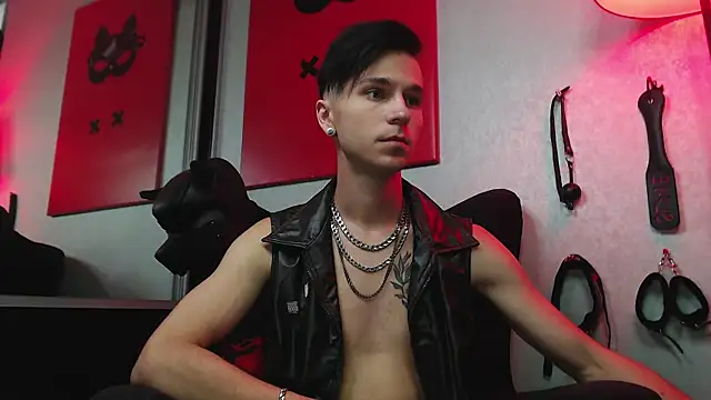 Joseph  Quinn online show from 6, 3, 2025