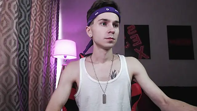 Joseph  Quinn online show from 25, 10, 2025