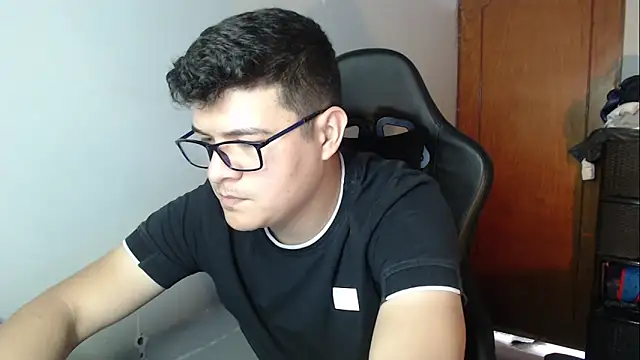 Snapshot of Plug_Control chatting on 22, 12, 2025 Plug Control online show from 22, 12, 2025