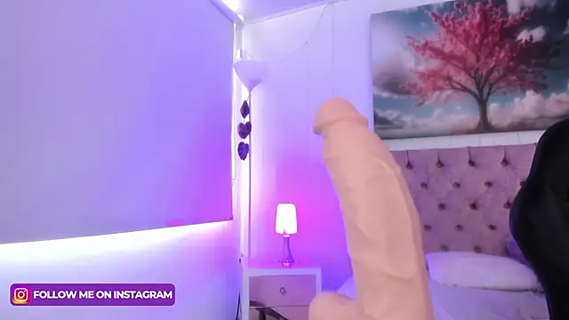 Julianaa Castro  online show from 1, 2, 2025