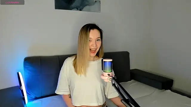 MiaThaine online show from 16, 2, 2025