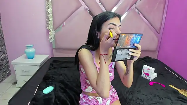 Snapshot of IsisRouse chatting on 9, 2, 2025 IsisRouse online show from 9, 2, 2025