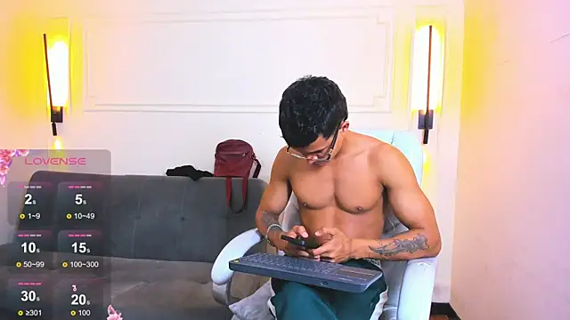 Snapshot of Paradise_boy_s chatting on 18, 5, 2026 Paradise boy s online show from 18, 5, 2026