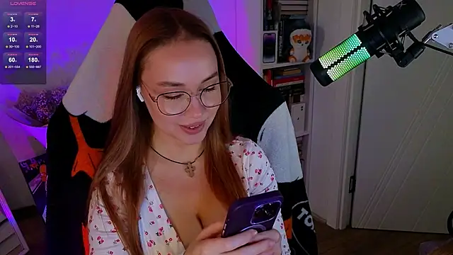 Snapshot of Emili1- chatting on 11, 10, 2025 Emili1- online show from 11, 10, 2025