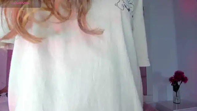 Snapshot of little-Emma chatting on 8, 1, 2025 little-Emma online show from 8, 1, 2025