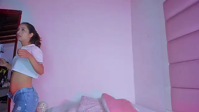 Snapshot of little-Emma chatting on 4, 10, 2025 little-Emma online show from 4, 10, 2025