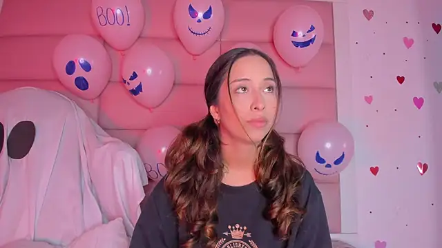 Snapshot of little-Emma chatting on 13, 10, 2025 little-Emma online show from 13, 10, 2025