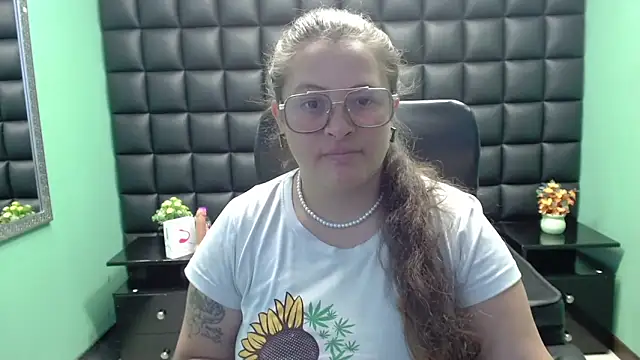 Snapshot of SaraThomso chatting on 2, 2, 2025 SaraThomso online show from 2, 2, 2025