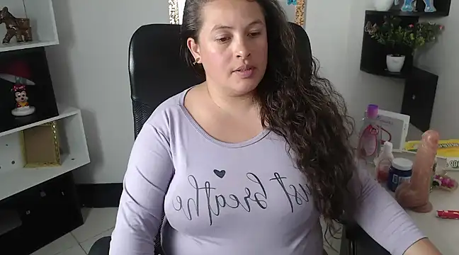 Snapshot of SaraThomso chatting on 4, 2, 2025 SaraThomso online show from 4, 2, 2025