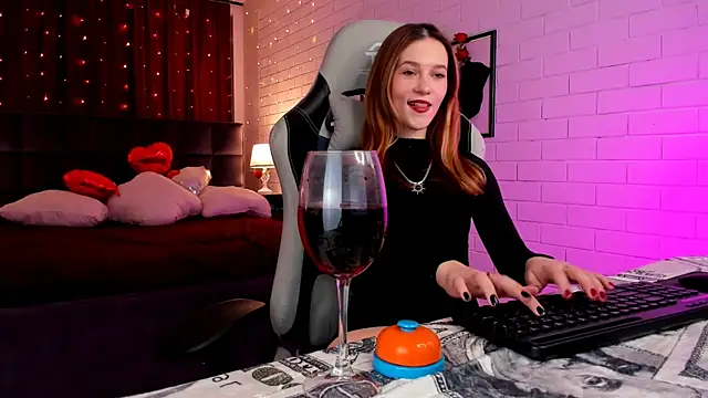 Snapshot of LolaLemona chatting on 2, 3, 2025 LolaLemona online show from 2, 3, 2025