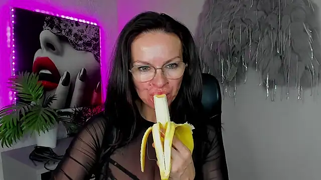 HelenLuxx online show from 25, 3, 2026