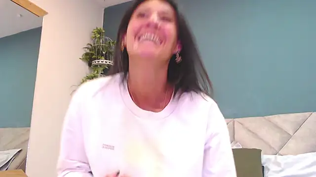 Snapshot of SharisWillian chatting on 2, 2, 2026 SharisWillian online show from 2, 2, 2026