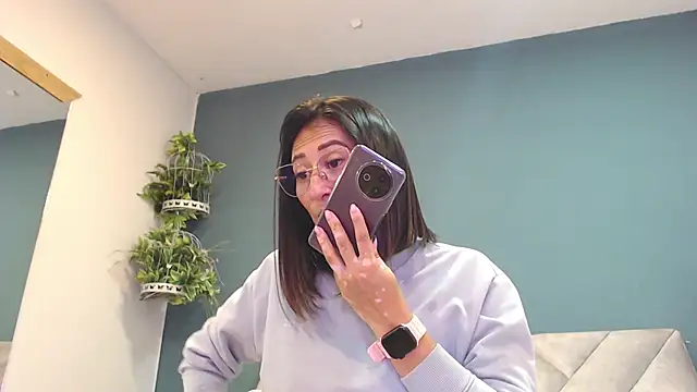 Snapshot of SharisWillian chatting on 5, 2, 2026 SharisWillian online show from 5, 2, 2026