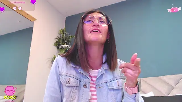 Snapshot of SharisWillian chatting on 28, 2, 2026 SharisWillian online show from 28, 2, 2026