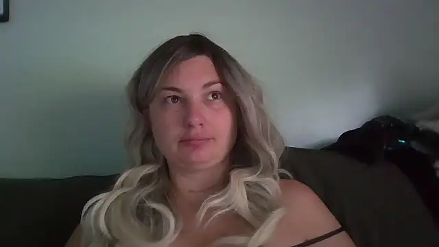 MilfyMrsRobinson online show from 17, 6, 2026