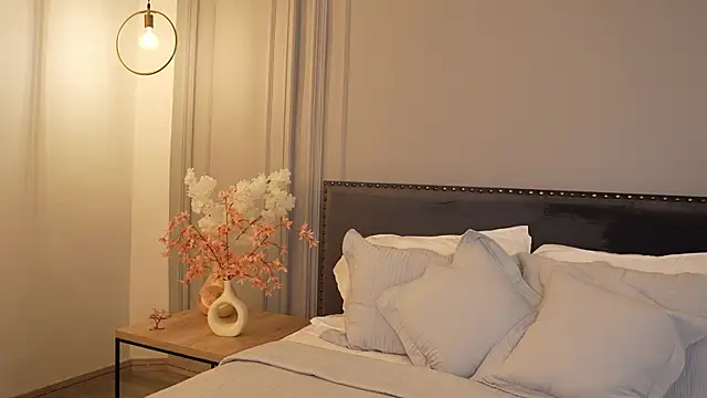 IrisBaker online show from 10, 4, 2026