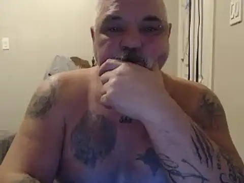 Newfiesausage1972 online show from 4, 2, 2025