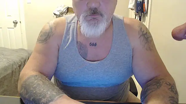 Newfiesausage1972 online show from 19, 2, 2025