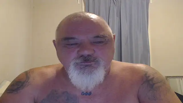 Newfiesausage1972 online show from 21, 10, 2025