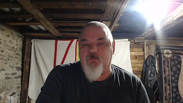 Newfiesausage1972 online show from 17, 12, 2025