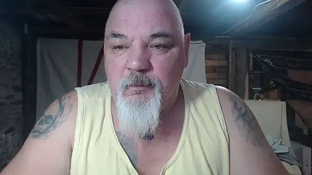 Newfiesausage1972 online show from 6, 3, 2026