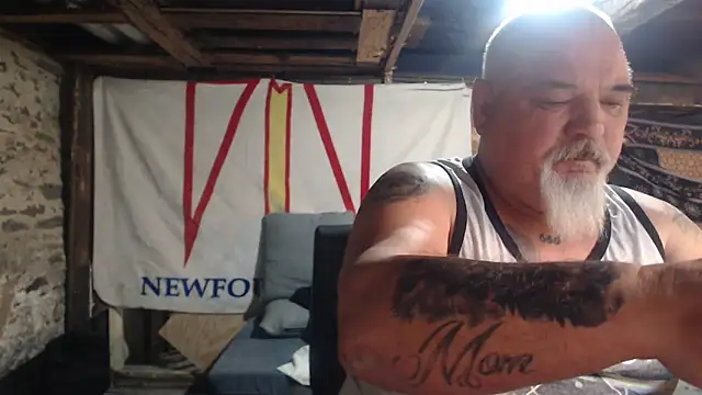 Newfiesausage1972 online show from 18, 3, 2026