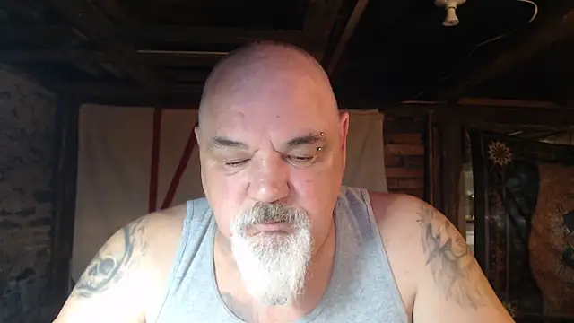 Newfiesausage1972 online show from 5, 4, 2026