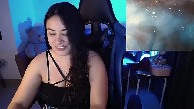 Snapshot of LauraHawkes chatting on 1, 3, 2025 LauraHawkes online show from 1, 3, 2025