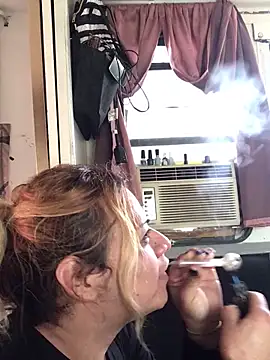 allissonw13 online show from 4, 1, 2025