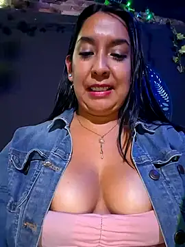 Snapshot of Bella_keny chatting on 4, 3, 2025 Bella keny online show from 4, 3, 2025