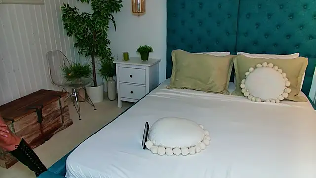 BriannaHart online show from 4, 12, 2025