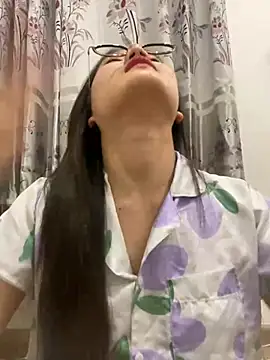 Krixxi22 online show from 5, 3, 2025