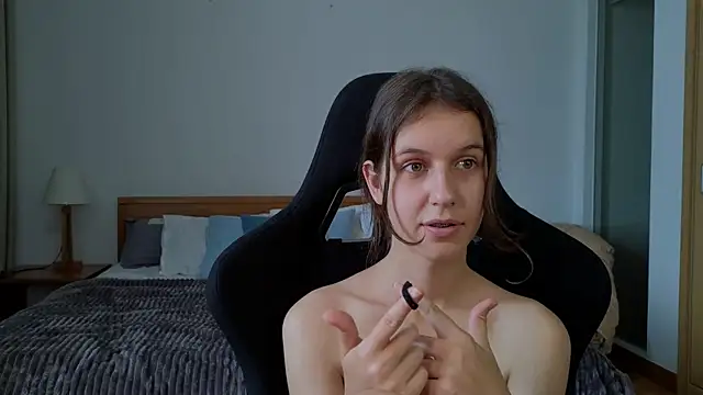 VanessaBayer2 online show from 8, 3, 2025