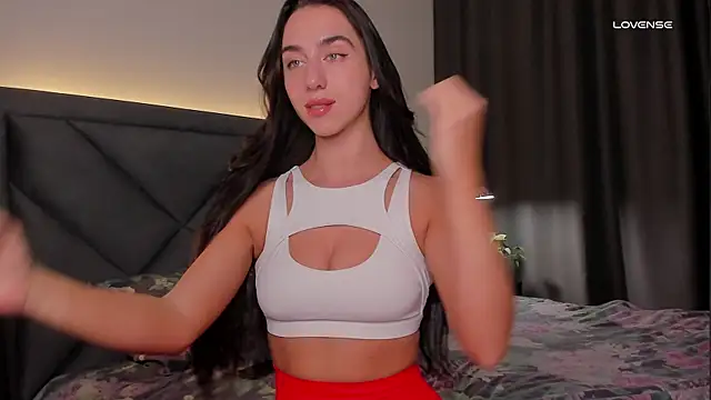 R a v e n online show from 15, 4, 2026