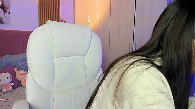 mia nevaeh online show from 27, 10, 2025