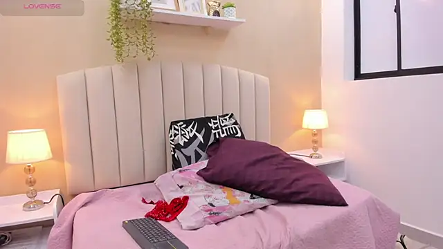 Snapshot of Mia_thompson_19 chatting on 15, 12, 2025 Mia thompson 19 online show from 15, 12, 2025