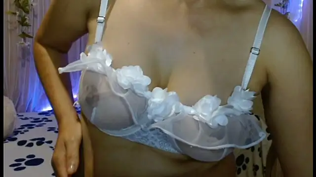 italagomez  online show from 6, 1, 2025